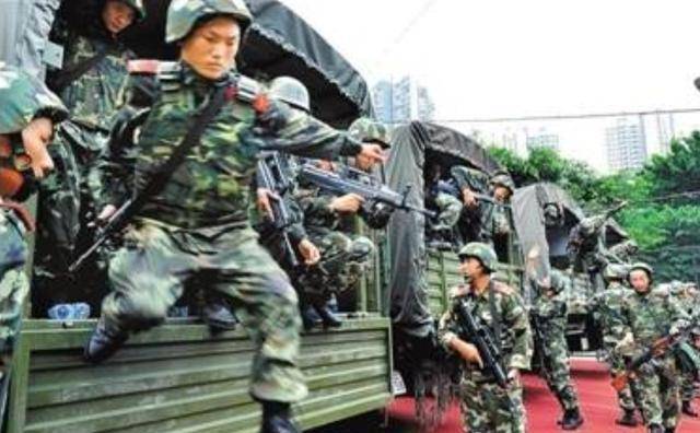 三秒民警:假装打电话跟踪三米处对射开元棋牌潜逃八年2012年被击毙仅(图5) 三秒民警:假装打电话跟踪三米处对射开元棋牌潜逃八年2012年被击毙仅(图5)