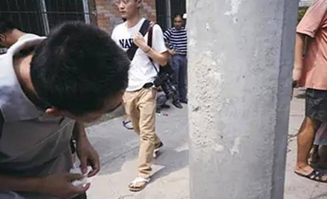 三秒民警:假装打电话跟踪三米处对射开元棋牌潜逃八年2012年被击毙仅(图6) 三秒民警:假装打电话跟踪三米处对射开元棋牌潜逃八年2012年被击毙仅(图6)