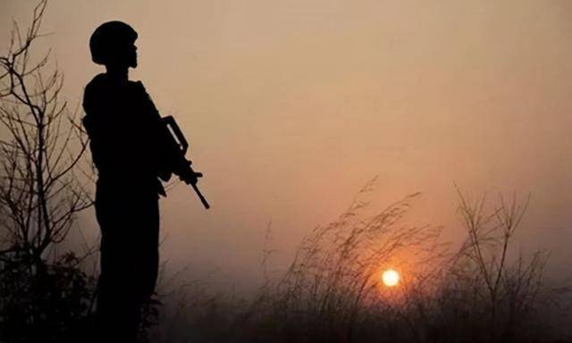 三秒民警:假装打电话跟踪三米处对射开元棋牌潜逃八年2012年被击毙仅(图12) 三秒民警:假装打电话跟踪三米处对射开元棋牌潜逃八年2012年被击毙仅(图12)