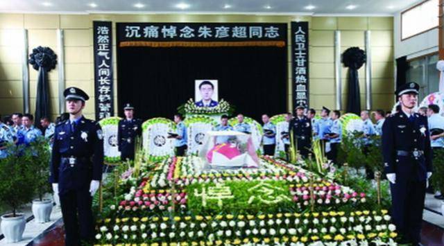 三秒民警:假装打电话跟踪三米处对射开元棋牌潜逃八年2012年被击毙仅(图13) 三秒民警:假装打电话跟踪三米处对射开元棋牌潜逃八年2012年被击毙仅(图13)