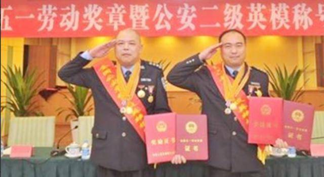 三秒民警:假装打电话跟踪三米处对射开元棋牌潜逃八年2012年被击毙仅(图14) 三秒民警:假装打电话跟踪三米处对射开元棋牌潜逃八年2012年被击毙仅(图14)