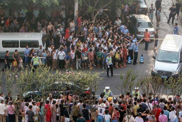 三秒民警:假装打电话跟踪三米处对射开元棋牌潜逃八年2012年被击毙仅(图18) 三秒民警:假装打电话跟踪三米处对射开元棋牌潜逃八年2012年被击毙仅(图18)